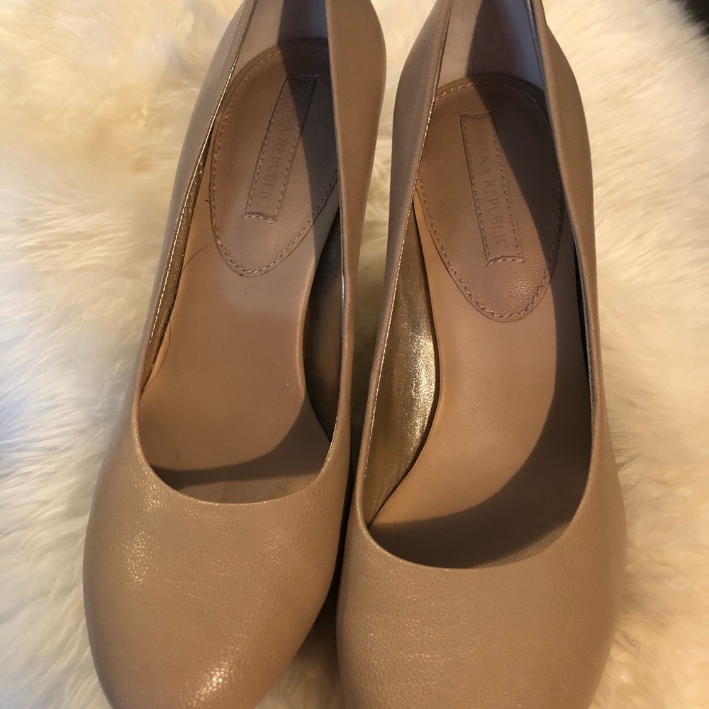 Size 9 Banana Republic tan heels